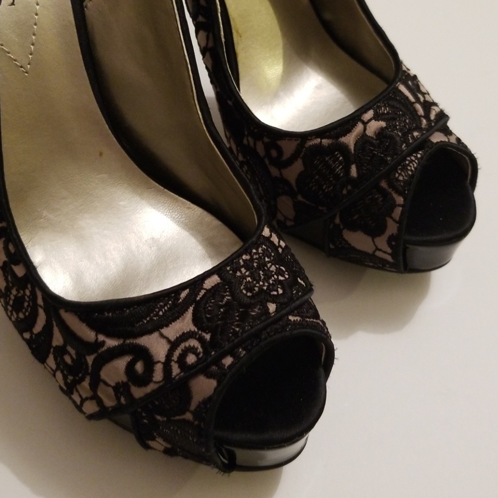 Guess shoes embroided us 7.5. NEW - Picture 2 of 4